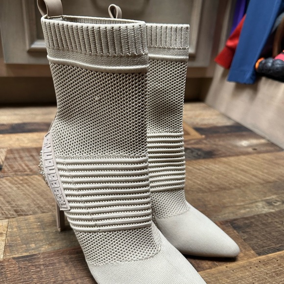 Steve Madden, studded heels, tan, size 7.5 - Picture 3 of 3